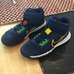 Youth Boys size 2.5 Nike Velcro tennis shoe